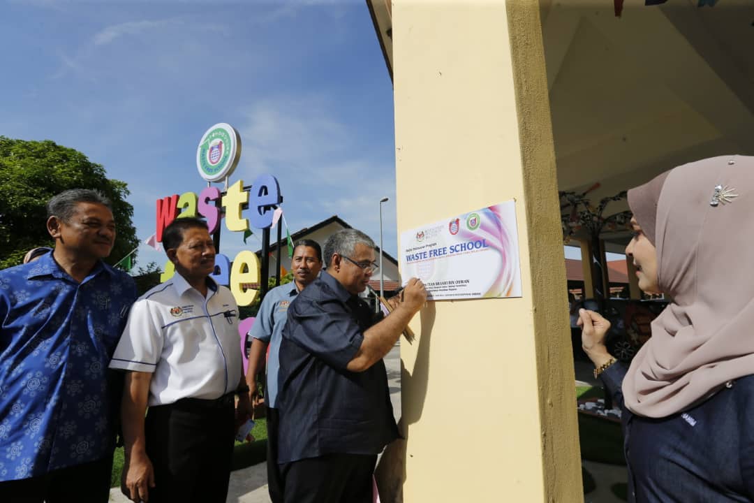 Timbalan Ketua Pengarah Sektor Operasi Pendidikan, Kementerian Pendidikan Malaysia, Yang Berusaha Tuan Shaari Osman telah menandatangai plak perasmian