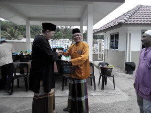 Simbolik penyampaian sumbangan 700 bakul touch points untuk diagihkan kepada golongan asnaf Parlimen Machang