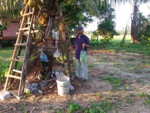 Abdul Rahman bersama air Tuak yang di ambil dari pokok kelapa