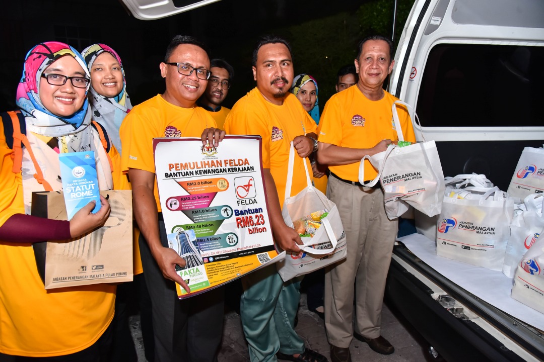 YB Dato Hj Abdul Halim Hussain bersama YB Azrul Mahathir Aziz dan Pengarah Jabatan Penerangan memeriksa bungkusan makanan dan bahan-bahan penerbitan jabatan untuk edaran