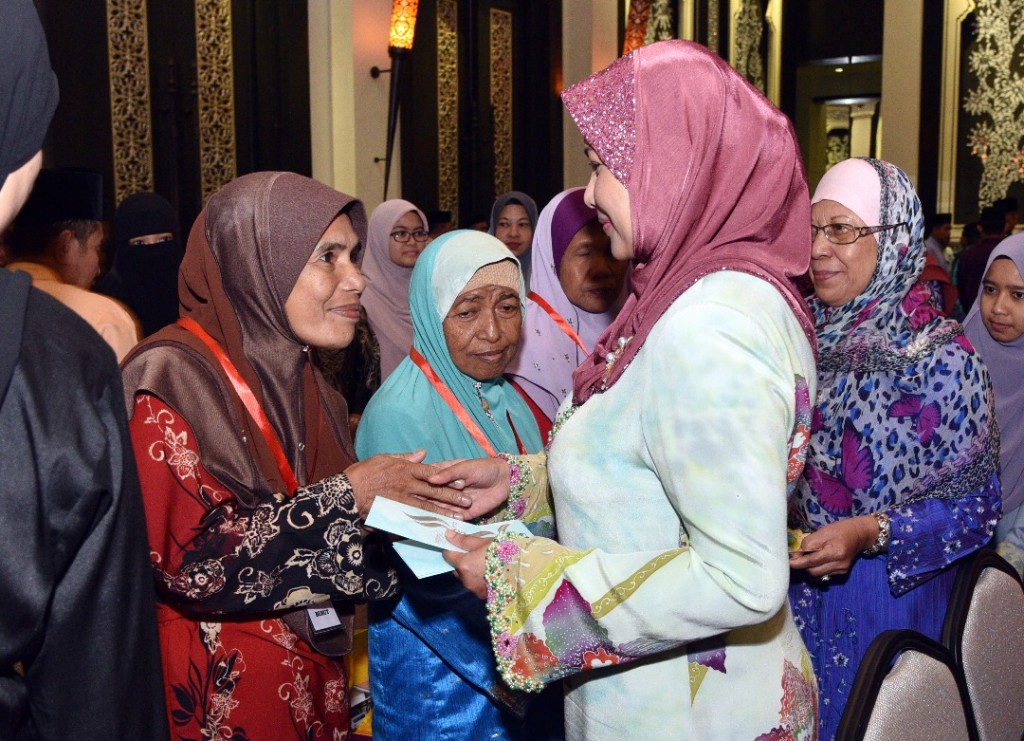 Sultanah Nur Zahirah  menyampaikan sumbangan kepada seorang penerima