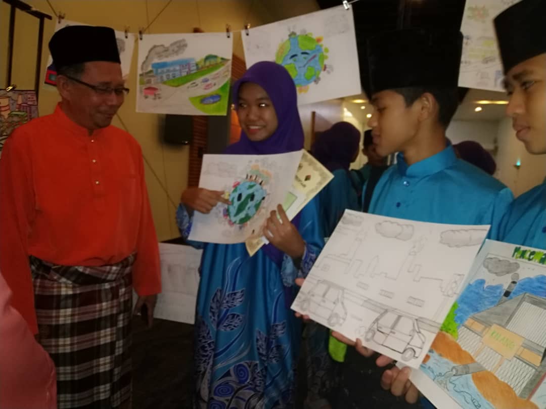 Nurul Aida Hamid menunjukan hasil lukisan beliau