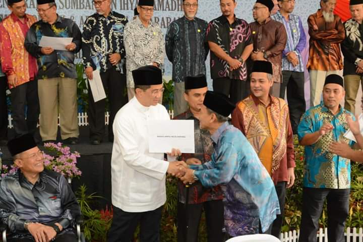 Azmin (hadapan dua dari kiri) menyampaikan sumbangan Ihya Ramadhan kepada wakil masjid dan surau parlimen Gombak dan DUN Bukit Antarabangsa.