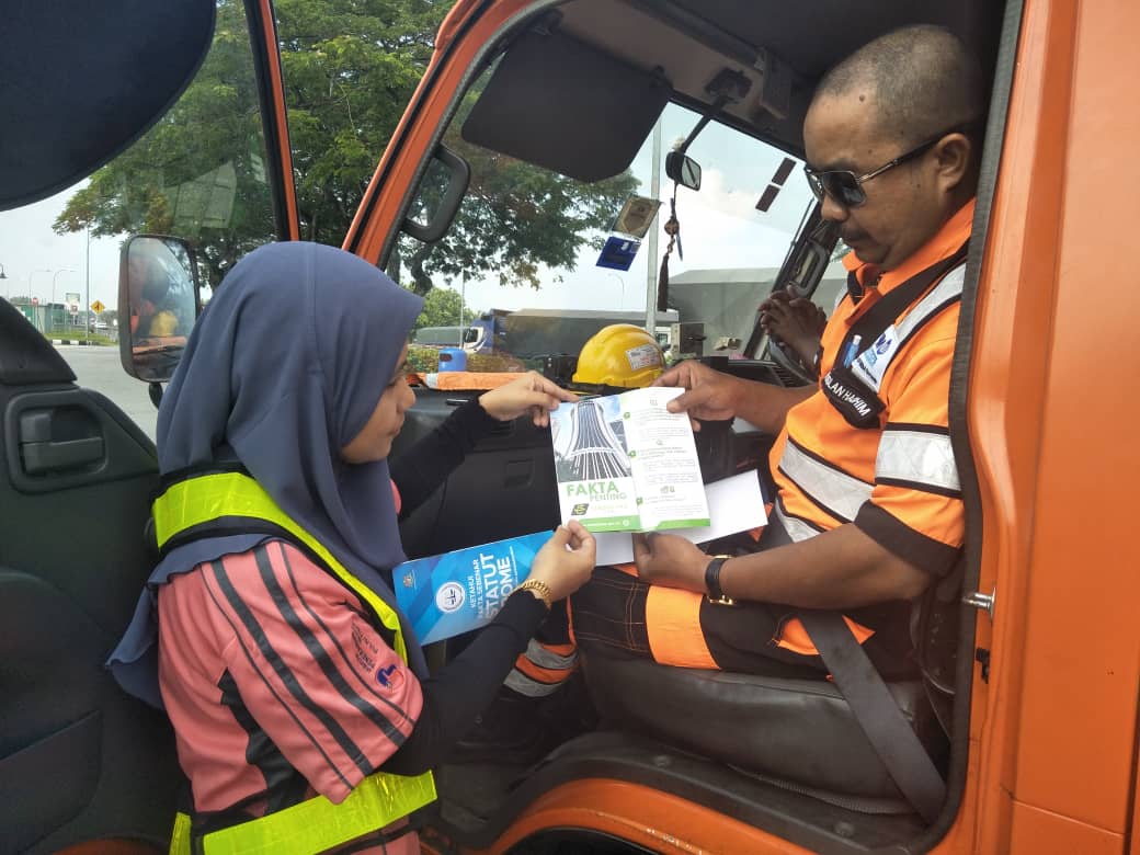 Pegawai Penerangan Daerah, Farhani Ismail turut sama memberi penjelasan kepada salah seorang pengguna lebuhraya