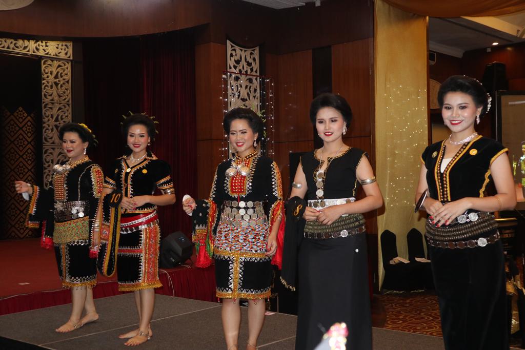 Sebahagian daripada 17 peserta Pertandingan Unduk Ngadau, Putrajaya memperagakan pakaian tradisi masing-masing