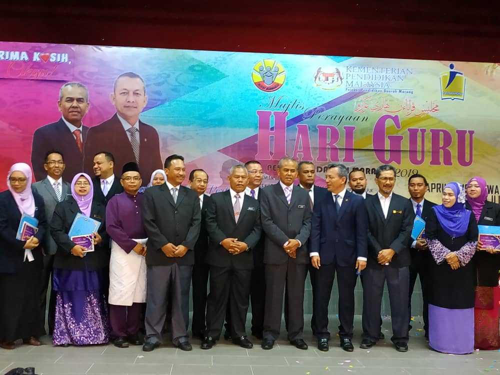 Senator Datuk Haji Razali Idris bergambar bersama penerima Anugerah sempena Sambutan Hari Guru Daerah Marang 2019