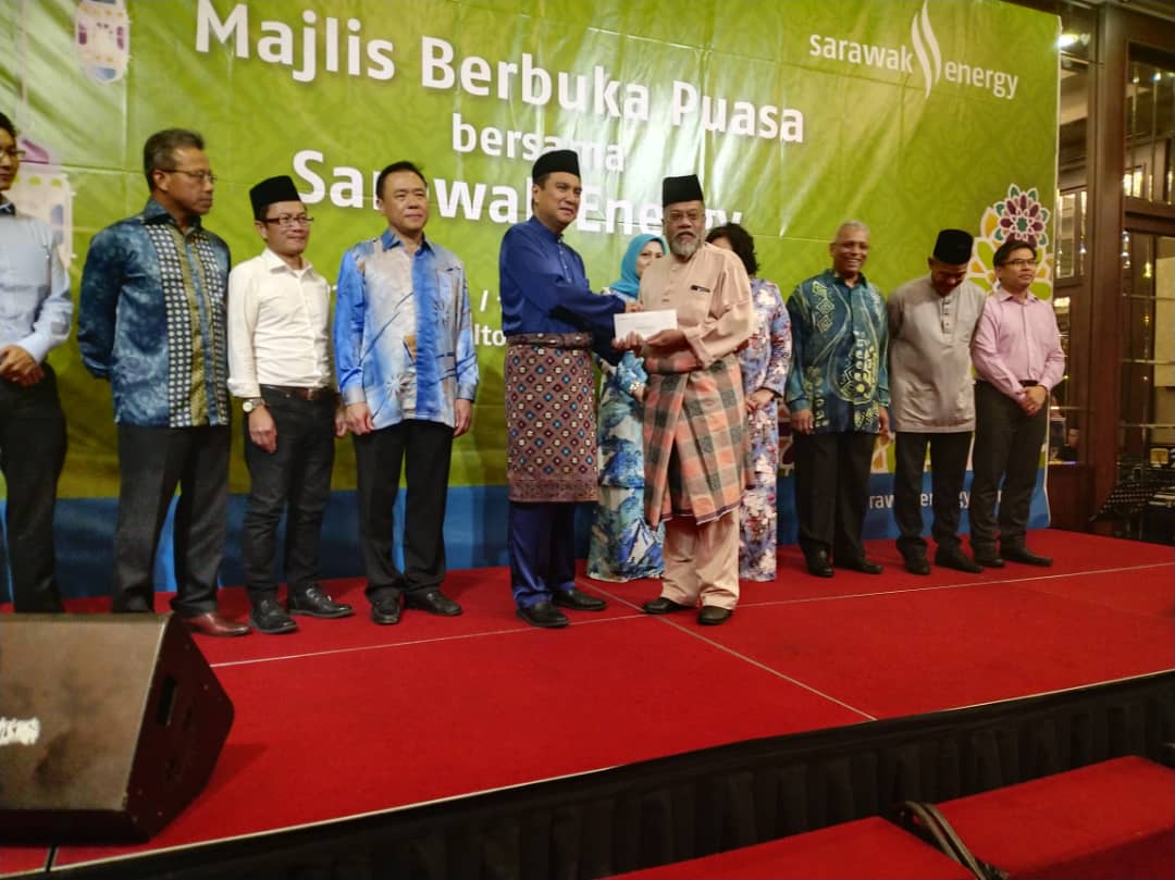 Sumbangan juga diberikan kepada wakil dari Surau dan Masjid yang berdekatan