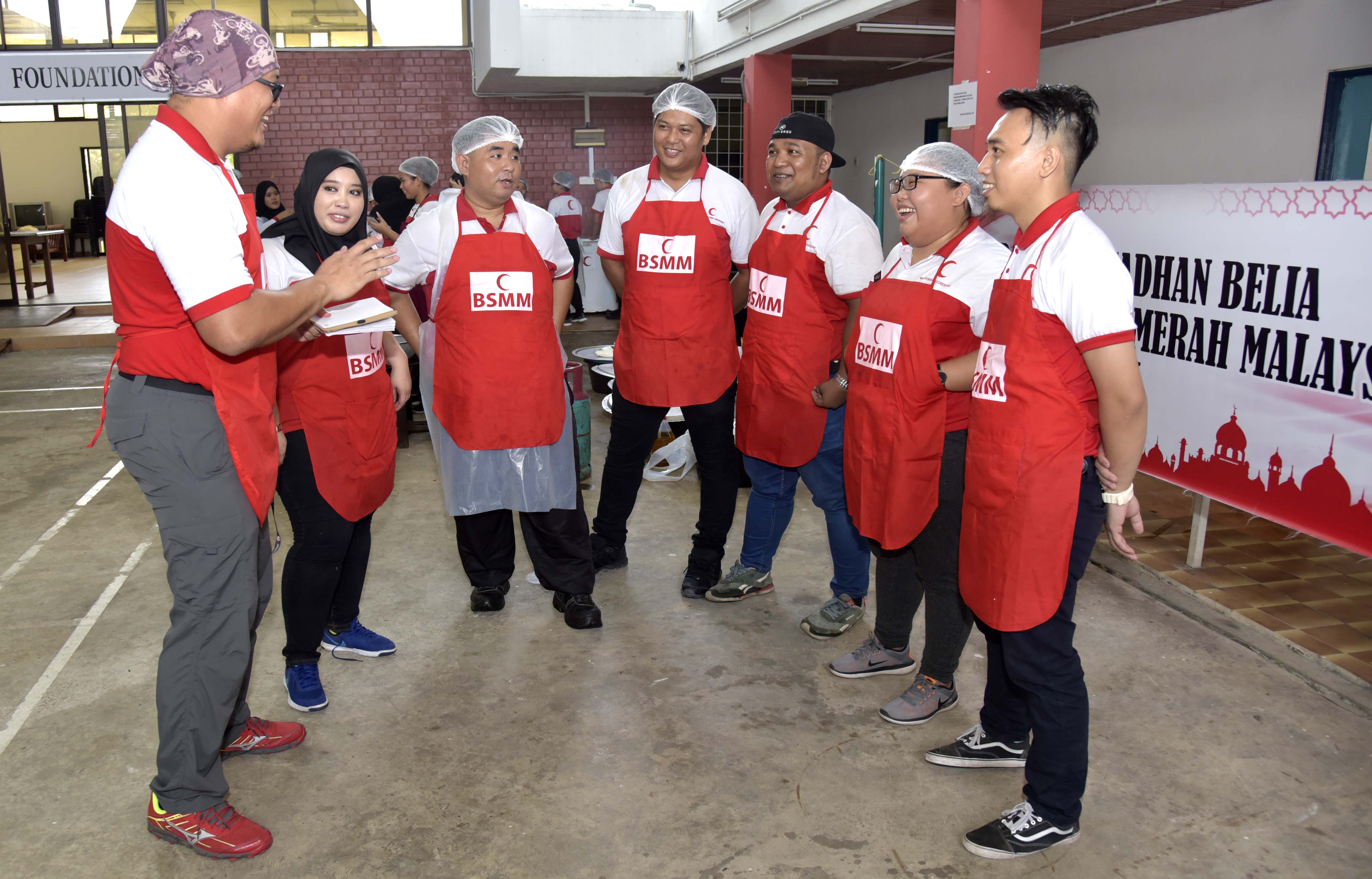 Kevin (kiri) memberi taklimat dan agihan pertugasan kepada setiap ketua kumpulan sebelum Program Dapur Ramadan bermula.