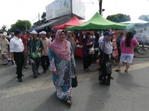 Timbalan Pengarah Kesihatan Kelantan, Natrah melawat ke gerai-gerai jualan makanan