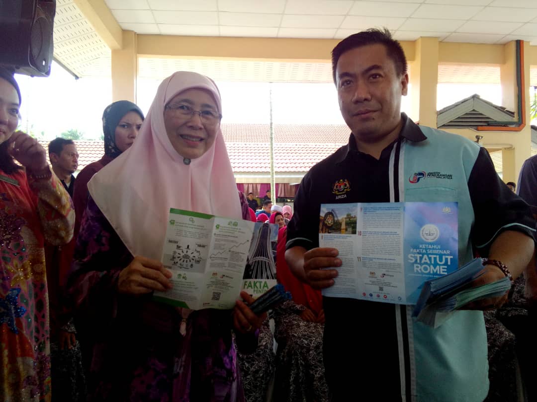 Jabatan Penerangan Pulau Pinang mengambil peluang mengedar bahan penerbitan dan memberi penjelasan dan penerangan mengenai Isu Tabung Haji dan Statut Rom kepada orang ramai