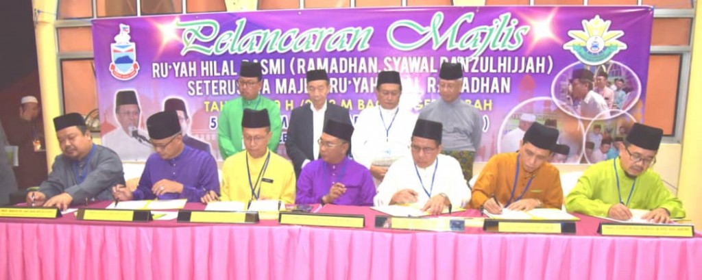Upacara menurunkan tandatangan oleh Ahli Jawatankuasa Majlis Melihat Anak Bulan Bagi Negeri Sabah Tahun 1440H/2019M sejurus selesai proses cerapan.