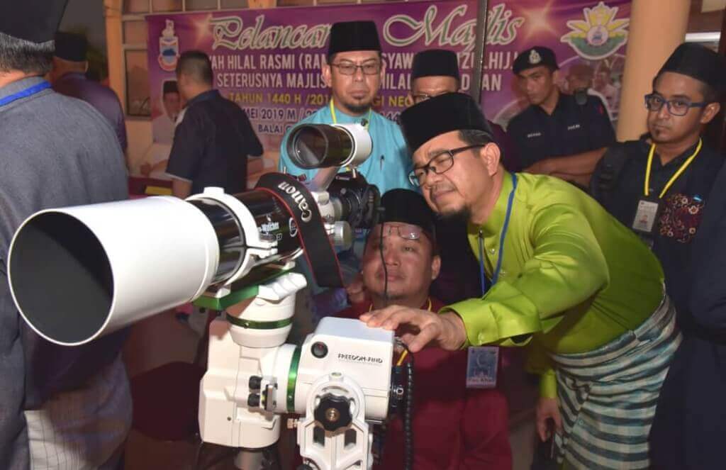 Bungsu Aziz (tengah) memerhatikan gambar cerapan anak bulan melalui kamera yang dipasangkan ke Teleskop Skywatcher 190 mm Maksutov Newtonian Astrograph.