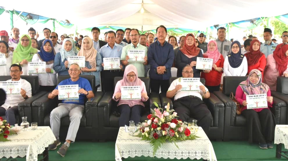 Isnaraissah (duduk, tengah), Kamarulnajuin (duduk, dua dari kanan) dan Hakim Besar Sabah dan Sarawak, Datuk David Dak Wah (duduk, dua dari kiri) bergambar kenangan bersama tetamu jemputan dan masyarakat yang hadir