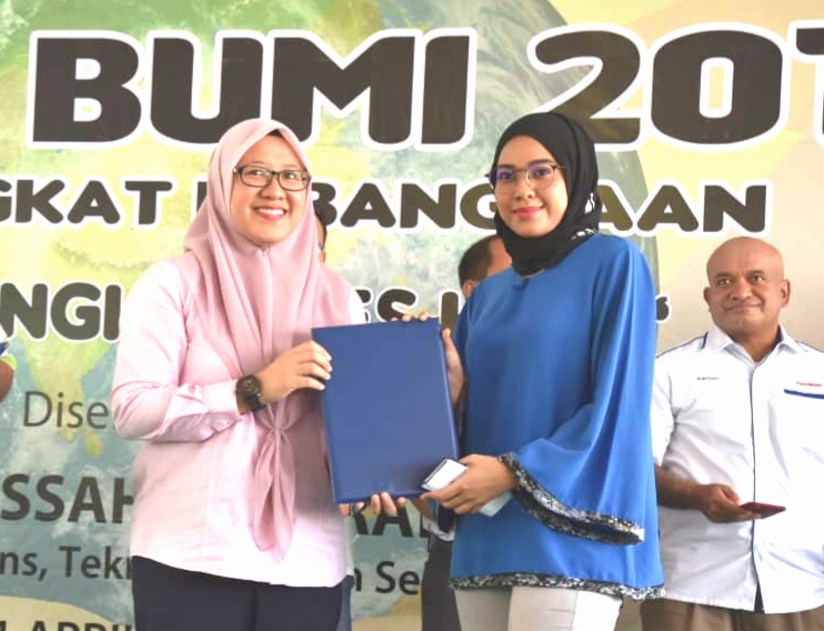 Isnaraissah menyampaikan sijil penghargaan kepada wakil New Sabah Times sebagai salah satu penaja Sambutan Hari Bumi.