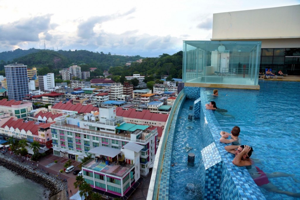 Pelancong juga dapat menikmati keindahan bandar Sandakan ketika bercuti.
