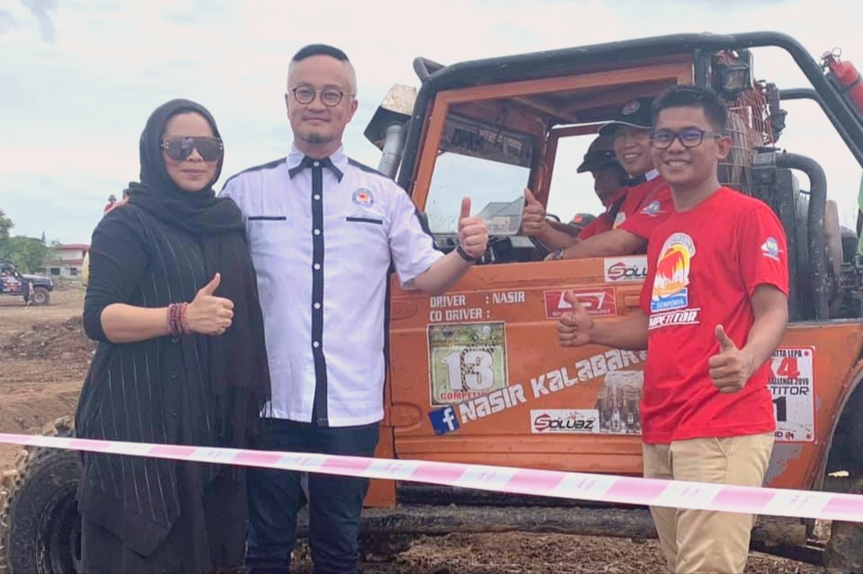 Saadiah bersama Najib Tay (dua dari kiri) ketika bsrada di lokasi penganjuran Semporna Challenge 4x4. 
