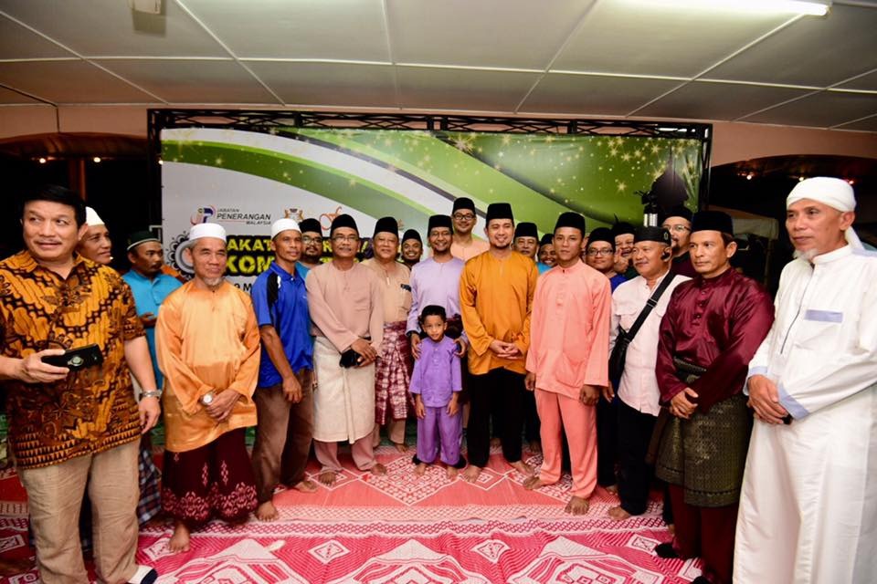 Penduduk tempatan tidak melepaskan peluang bergambar bersama Menteri Besar Johor
