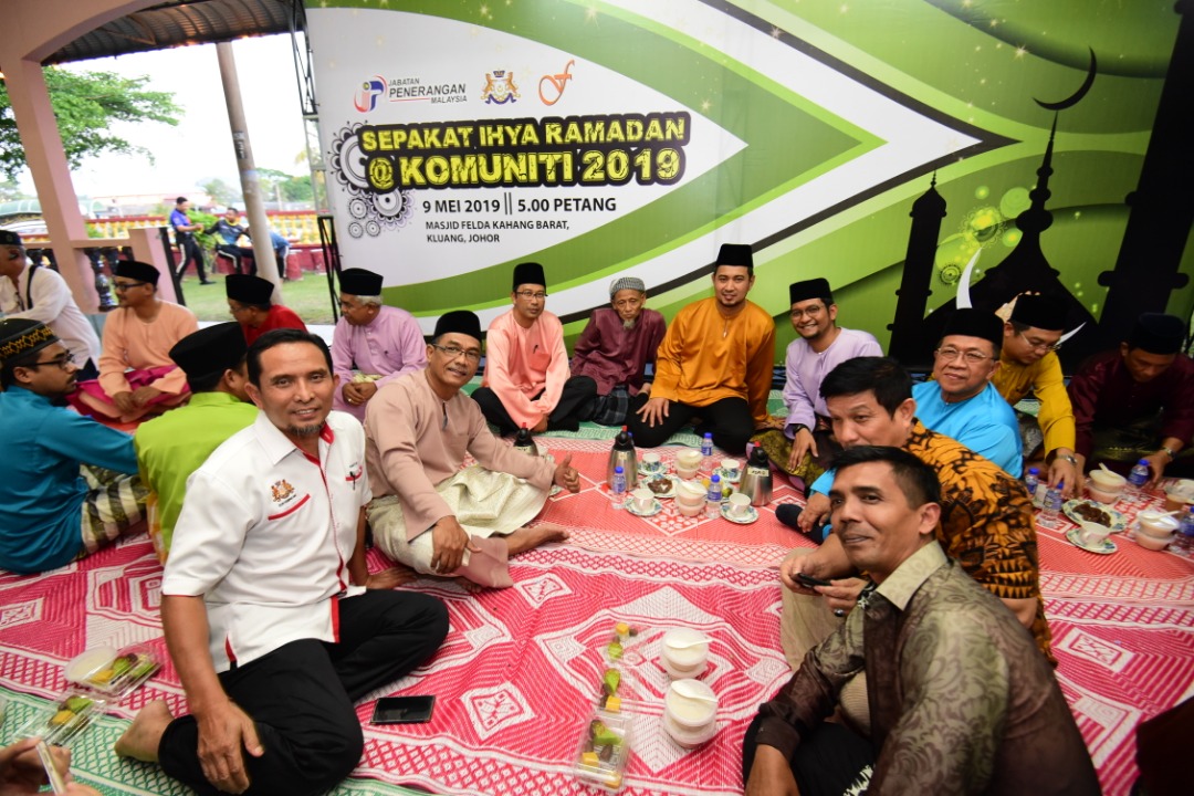 MB Johor tidak melepaskan peluang berbuka puasa bersama tetamu jemputan dalam Program Sepakat Ihya Ramadan @ Komuniti