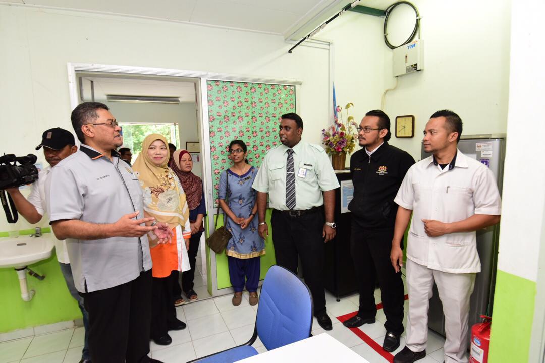 Pengerusi Jawatankuasa Perumahan, Komunikasi dan Multimedia negeri, Dzulkefly Ahmad ketika melakukan lawatan ke Klinik Kesihatan Paya Mengkuang di Gelang Patah sempena Hari Jururawat Sedunia hari ini.