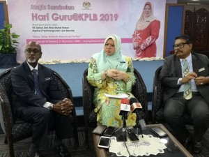 Dari kiri: Sivarasa, Rina Harun dan Ahmad Jailani semasa sesi sidang media.