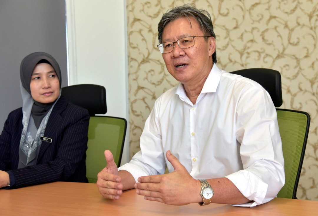 Wong (kanan) dan Ketua Perpustakaan Wilayah Tanjung Aru, Nelly Green 