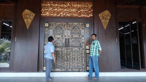 Rekaan pintu utama masjid ini dipenuhi ukiran ayat suci al-Quran mirip Masjid Niu Jie, di China.