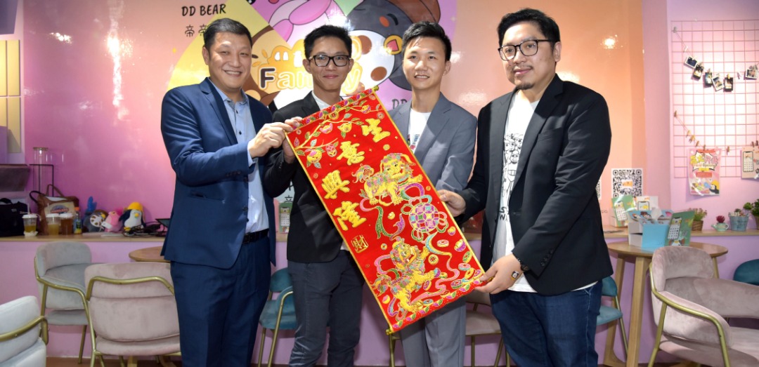 Dari kiri:Lawrence Wong, Kenneth Lim , Chen Chang Xin, Katak Chua berjaya melebarkan empayar ke luar negara. 