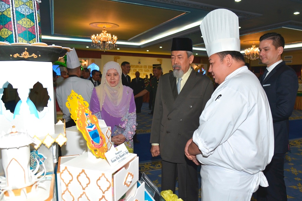 Tun Juhar (tengah) memerhatikan dekorasi kek yang dipersembahkan oleh Rasa Ria Resort and Spa.