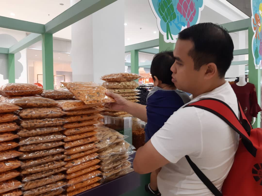 Syarill mengambil peluang membeli kerepek raya semasa penghujung Ramadhan