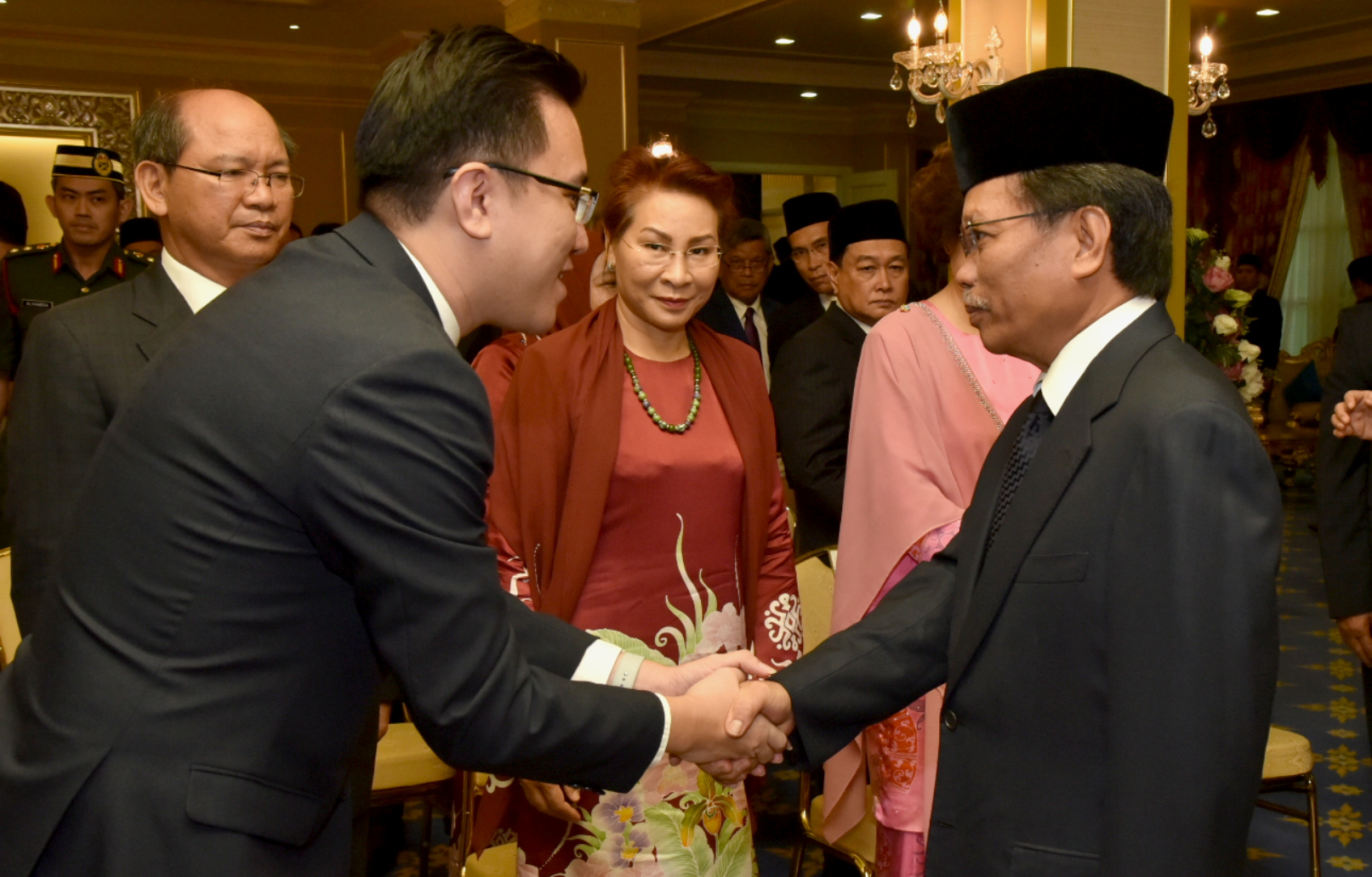 Phoong (kiri) bersalaman dengan Ketua Menteri Sabah, Datuk Seri Panglima Shafie Apdal (kanan).
