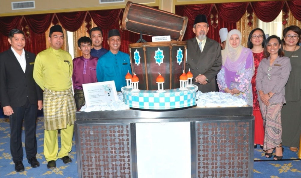 Tun Juhar (lima dari kanan) bergambar bersama kek Rebana Ubi cetusan idea chef yang mempunyai 26 tahun pengalaman dalam bidang pastri, Idris Hijau (empat dari kiri).