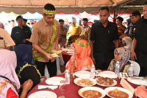 KDYMM Tengku Hassanal mencemar duli mengurniakan sumbangan kepada golongan asnaf.
