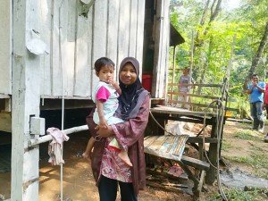 Mazira bersama anak bongsunya, Siti Norjannah