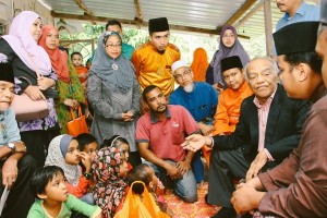 Dato Undang Rembau (berkot Hitam) menziarah anak-anak yatim enam beradik, di kediaman bapa saudara mereka, di sini.