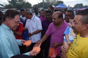 Anwar Ibrahim beramah mesra bersama peniaga dan pengunjung bazar ramadan.