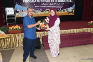 Pengarah Penerangan Pahang, Encik Salmun Mustafa menyampaikan cendera hati kepada Timbalan Menteri di Jabatan Perdana Menteri (Agama), Hajjah Fuziah Salleh.