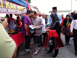 Anwar Ibrahim mengedarkan juadah berbuka puasa.