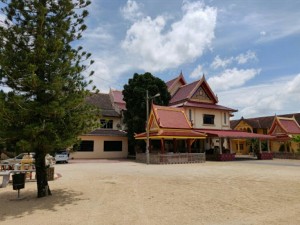 Bangunan tempat ibadat atau biara bagi penganut Buddha dengan ukiran Tradisi.