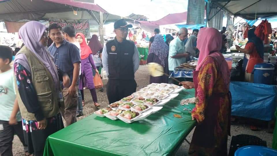 Petugas Kesihatan Kemaman memantau peniaga di bazar ramadhan