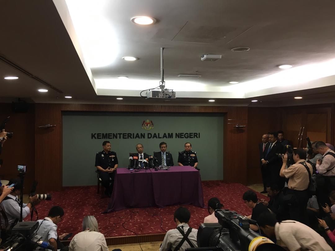 Menteri Dalam Negeri, Tan Sri Muhyiddin Yassin ketika sidang media sebentar tadi memperkenalkan Timbalan Ketua Polis baharu
