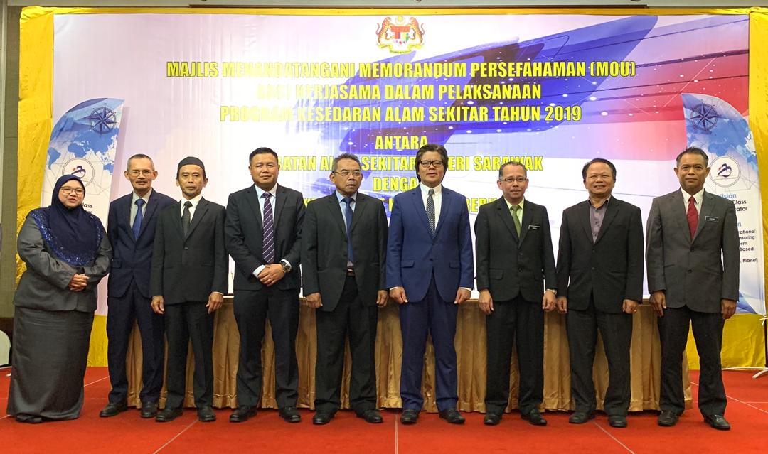 Penyerahan MoU antara Pemangku Pengarah Jabatan Alam Sekitar Negeri Sarawak, Amirul (dua kanan) dengan Ketua Pegawai Eksekutif Kumpulan Bintulu Port Holdings Berhad, Dato Mohammad Medan Abdullah