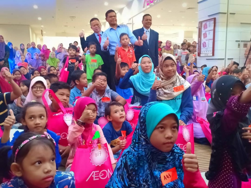 YB Datuk Seri Saifuddin Nasution bin Ismail, bersama 200 kanak- kanak yang menerima sumbangan