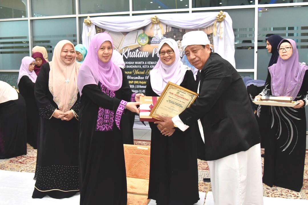 Toh Puan Norlidah menyampaikan cenderahati dan sijil penghargaan kepada Ustaz Harun Tafsir.