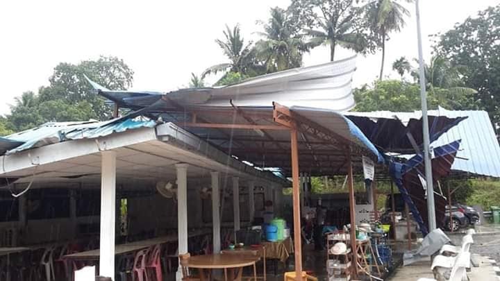 Kedai makan di Kampung Pondok Upeh rosak akibat pukulan angin kencang semalam
