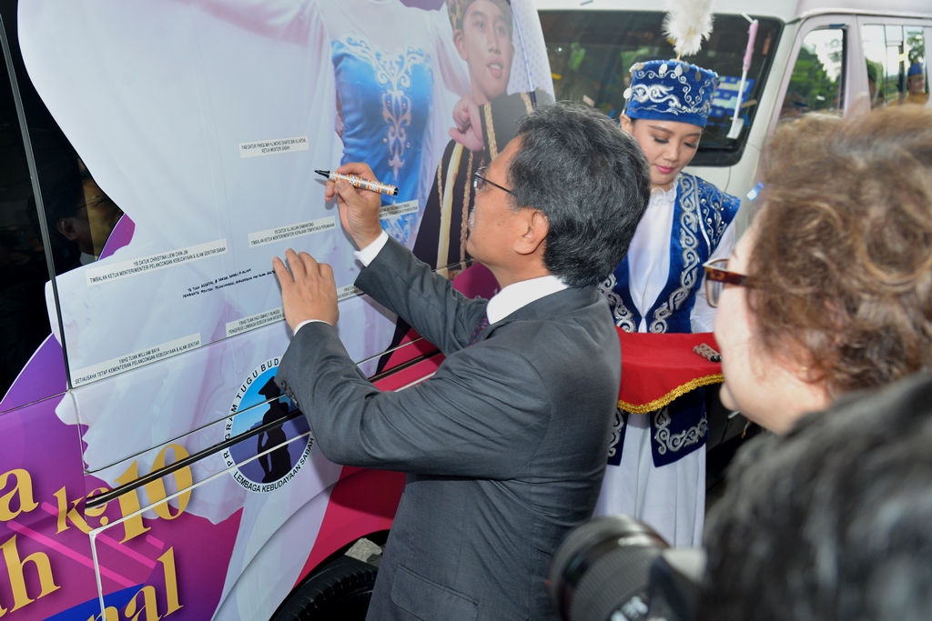 Shafie menandatangani Van sempena Pelancaran Tugu Budaya Etnik Sabah Ke 10 - Festival Tarian Rakyat Remaja Antarabangsa 2019.