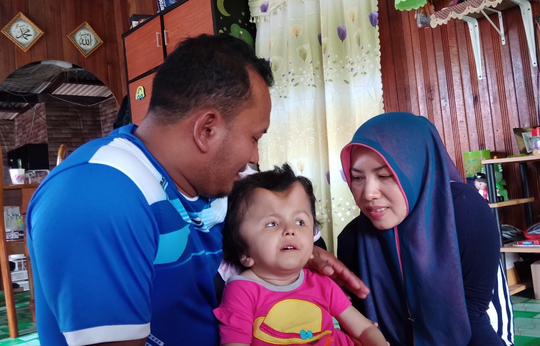 Tuan Nur Batrisya bersama bapa dan ibunya.