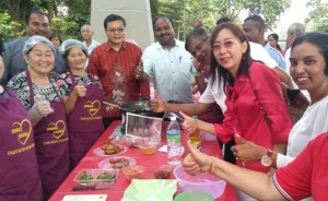 ? Teresa Kok bergambar bersama peserta Jom Masak Sempena Kempen Sayangi Sawitku DUN Kota Kemuning