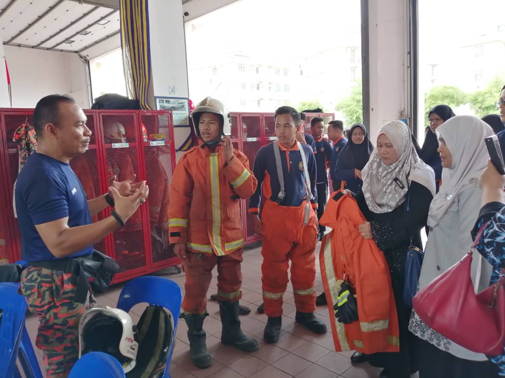 Peserta diberi peluang memakai uniform bomba dan merasa sendiri tugasan sebagai anggota bomba 
