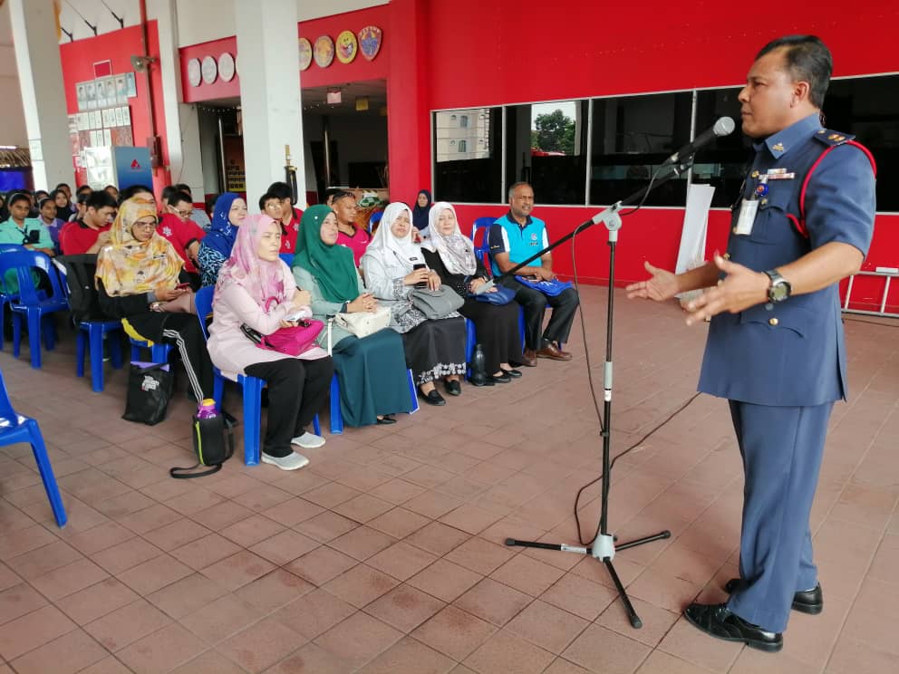 Tuan Hadzi Mohd Yusof, Penolong Kanan Penguasa Bomba Balai Perda menyampaikan taklimat keselamatan kepada peserta kembara minda