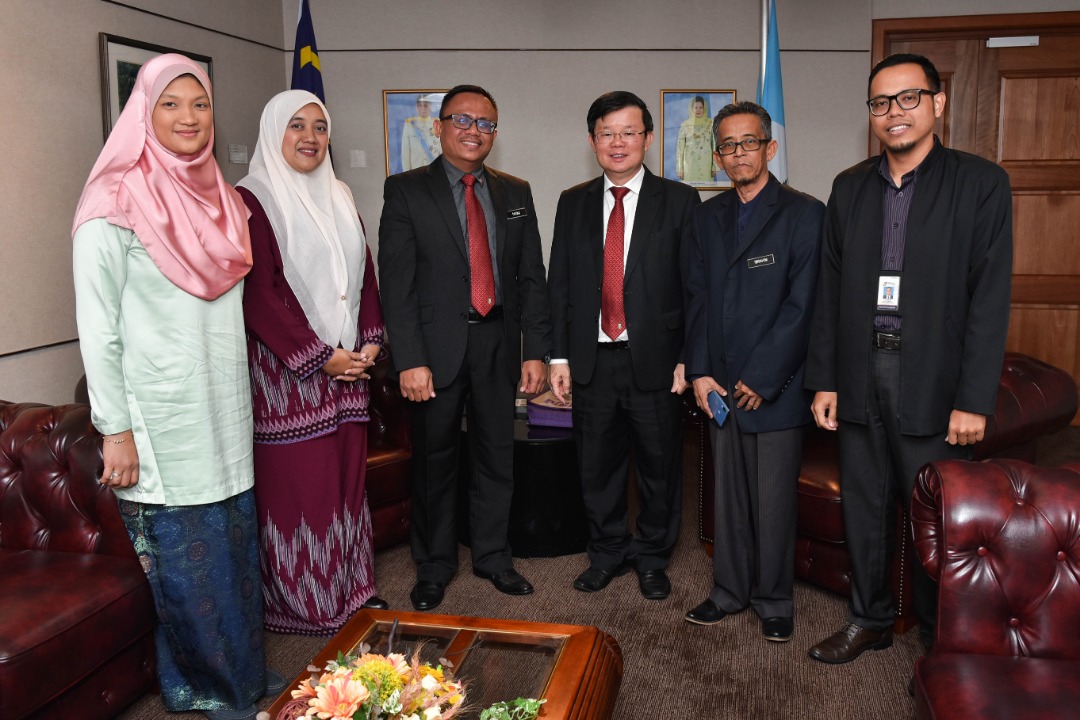 Ketua Menteri bersama Pengarah dan Pegawai Jabatan Penerangan Pulau Pinang